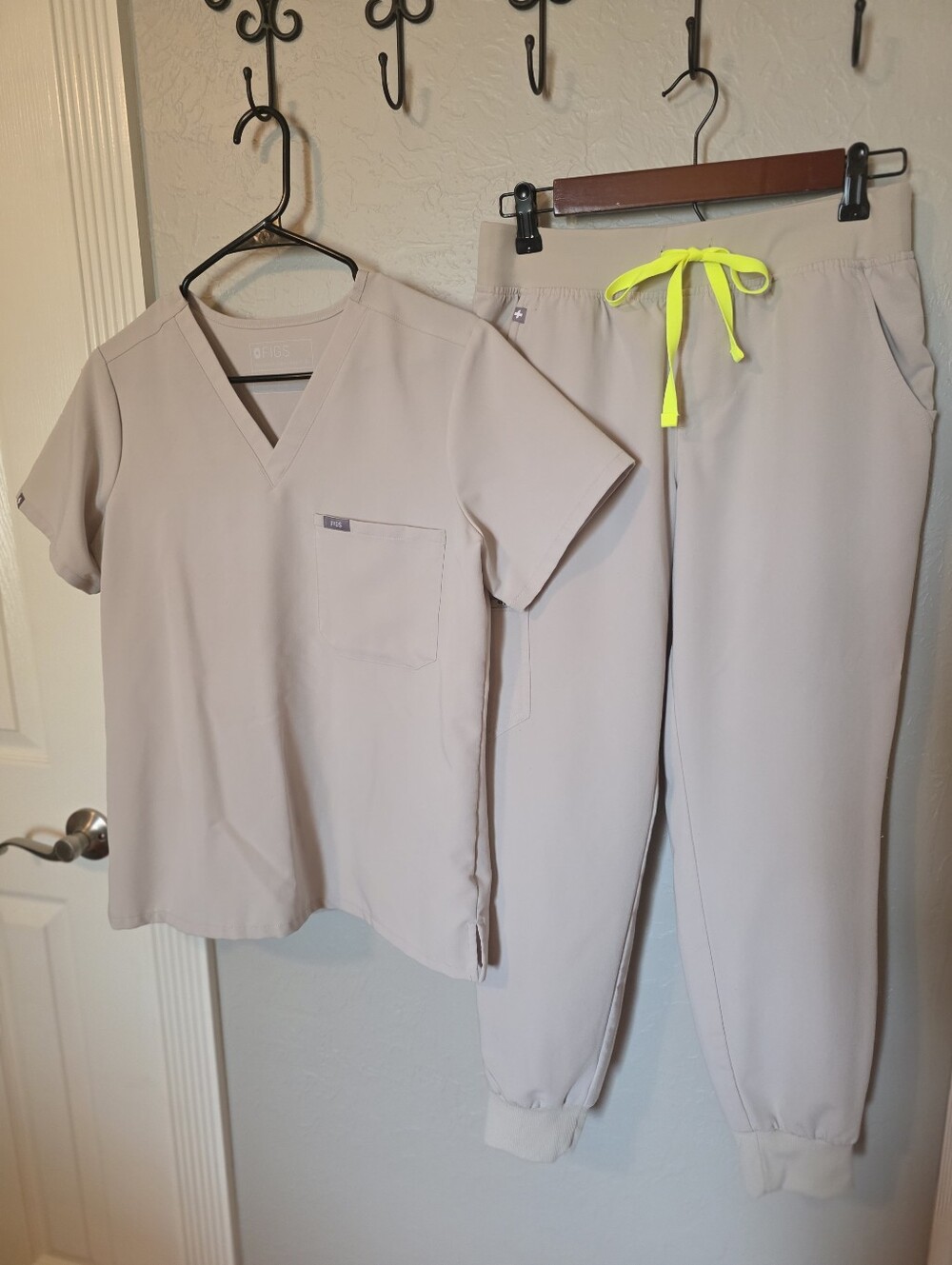 Figs Women's Lt Tan 1 Pocket Scrub Top (S) & Jogger (S/Petite)